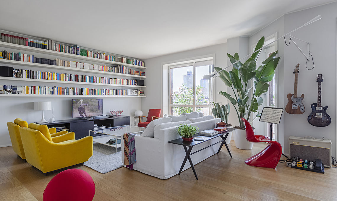 Un appartamento moderno arredato con mobili di famiglia e for Arredamento soggiorno immagini