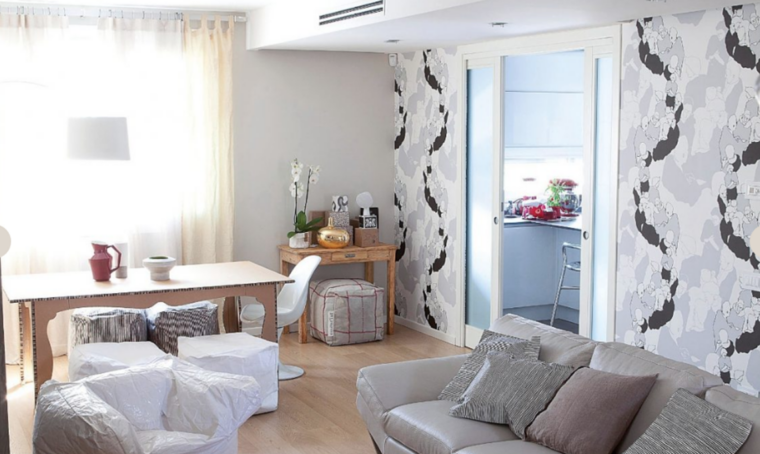 Una casa con arredi di cartone