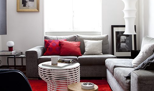 Un appartamento al maschile con tocchi di rosso