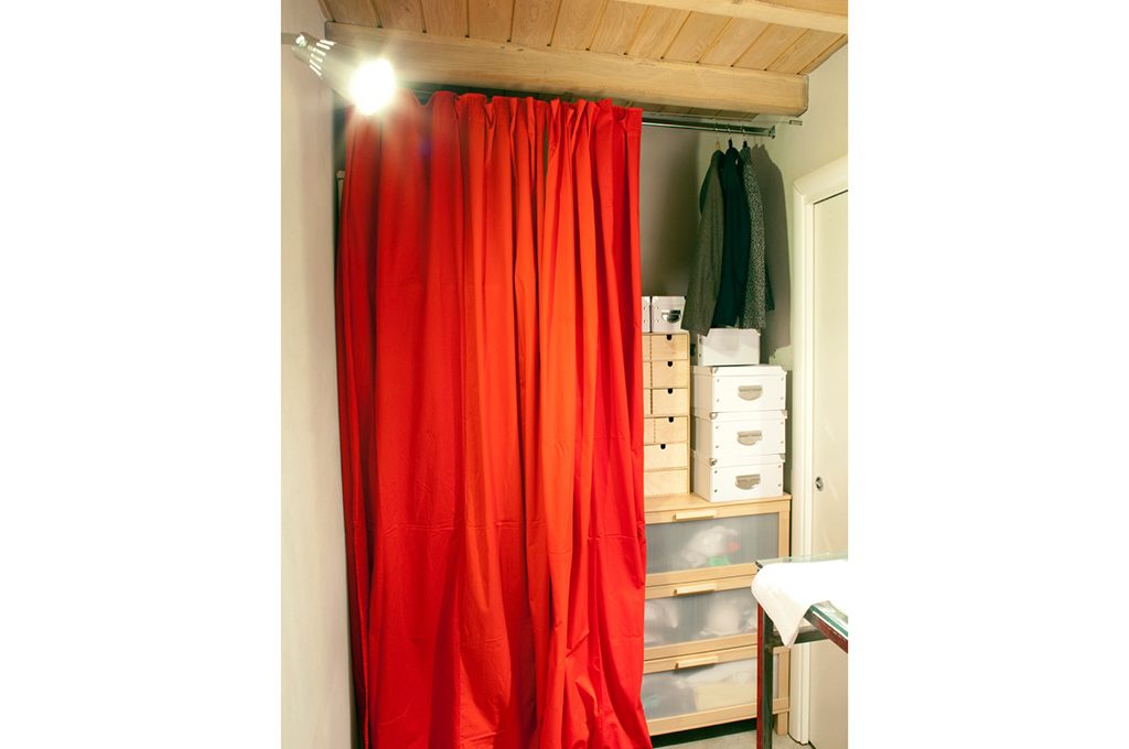 12 soluzioni con una tenda: cabina armadio, lavanderia, ripostiglio -  CasaFacile