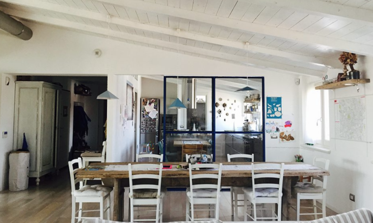 Un attico un po’ shabby un po’ industrial