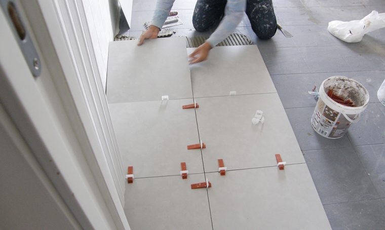 Coprire il pavimento vecchio con le nuove piastrelle sottili