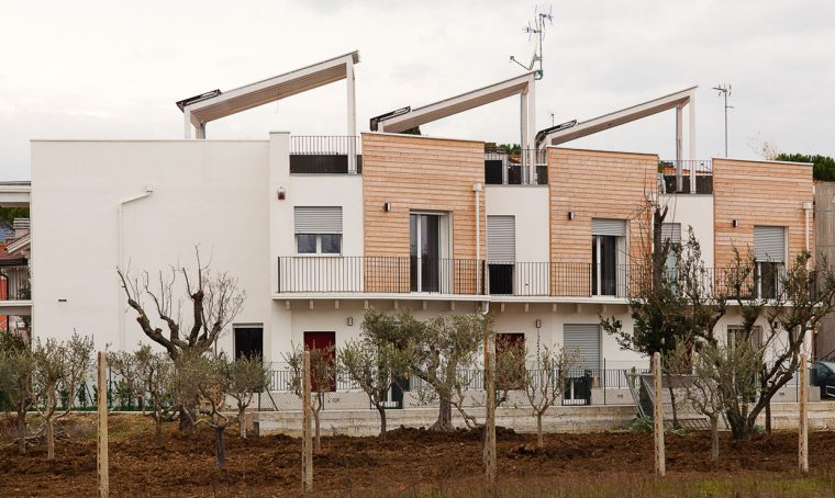 Case moderne e sostenibili fatte di paglia