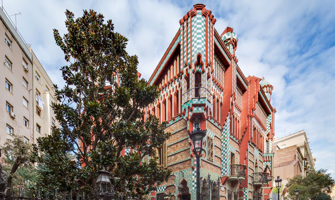 L'esterno di Casa Vincens di Antoni Gaudí a Barcellona