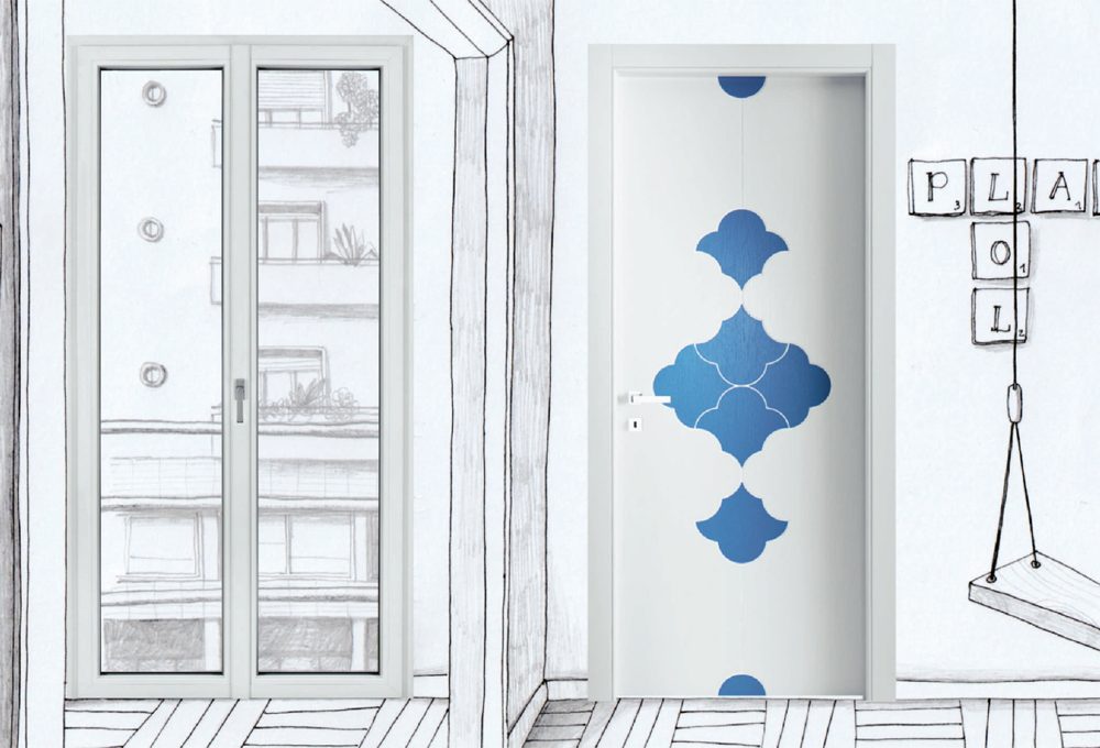 Portafinestra minimal abbinata alla porta decorata: stile creativo