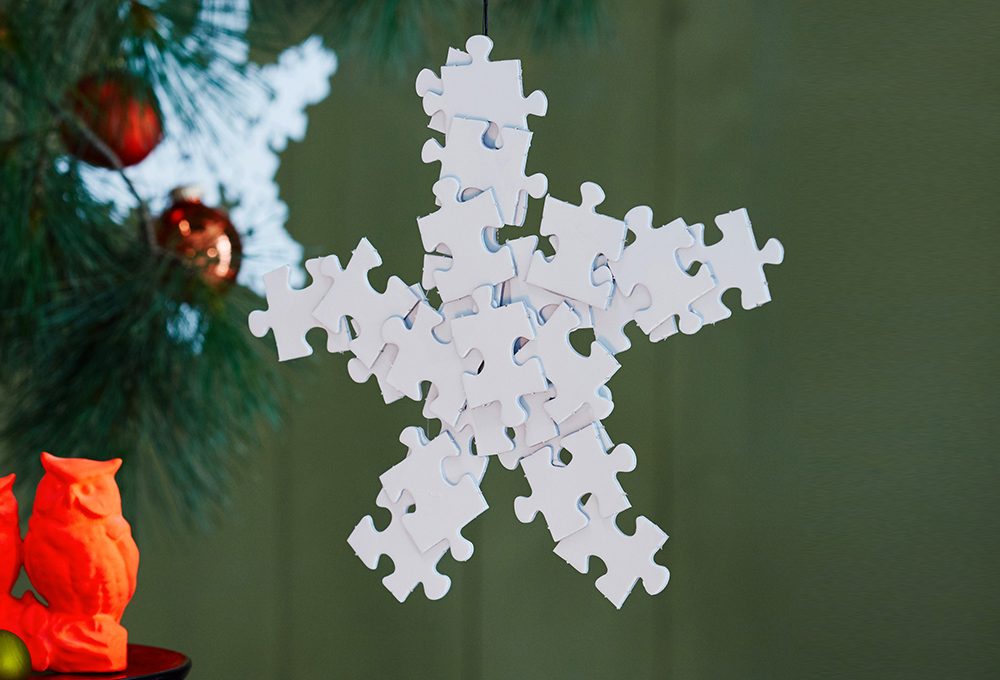Ricicla le tessere dei puzzle e trasformale in fiocchi di neve fai-da-te