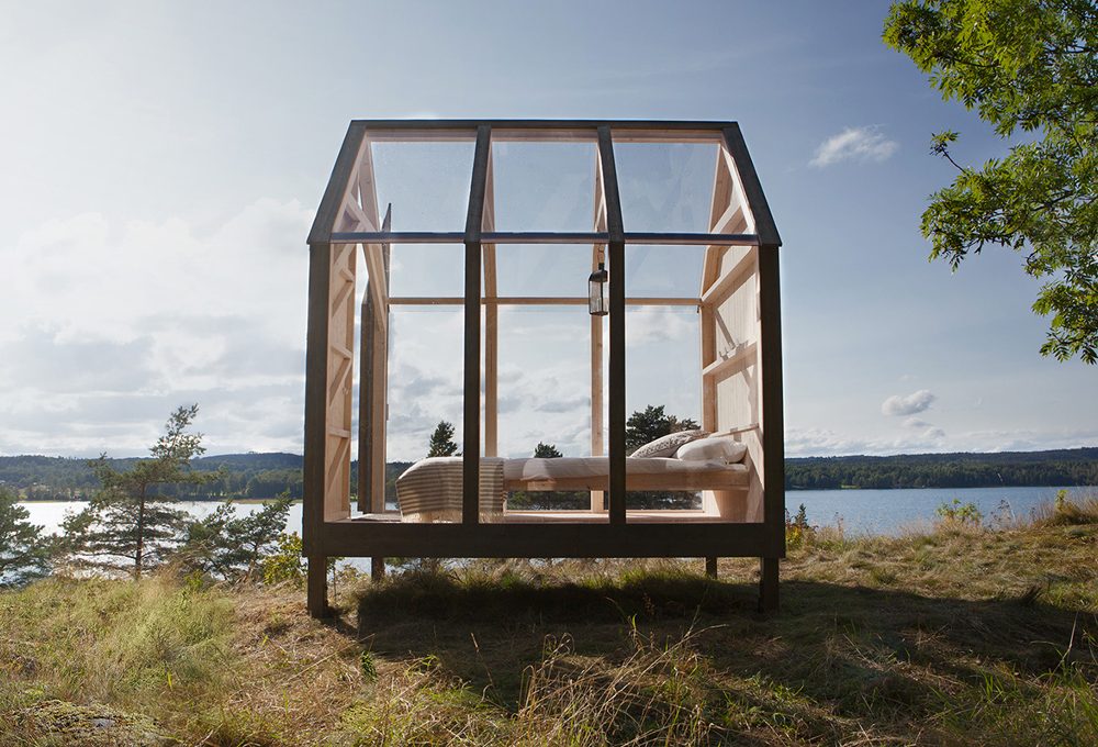 Una capanna di vetro e legno immersa nella natura svedese