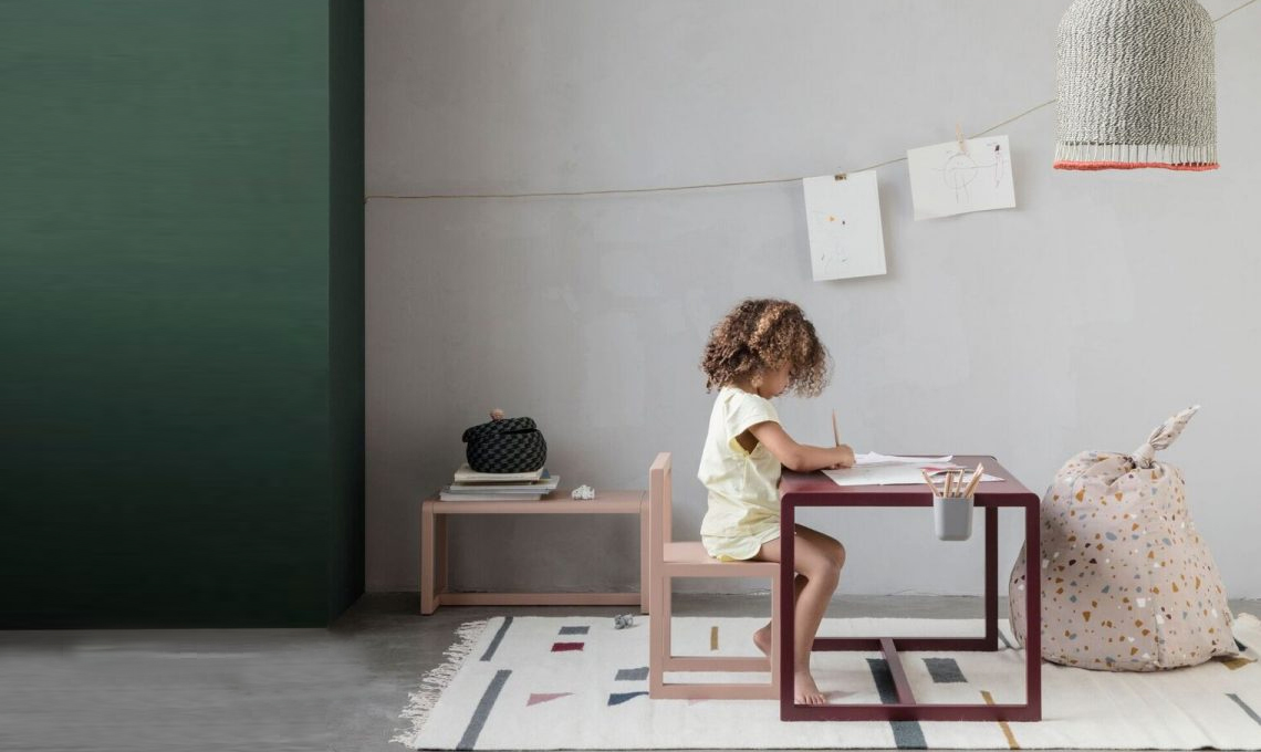 Tavolo e sedia robusti per la cameretta dei bambini 
