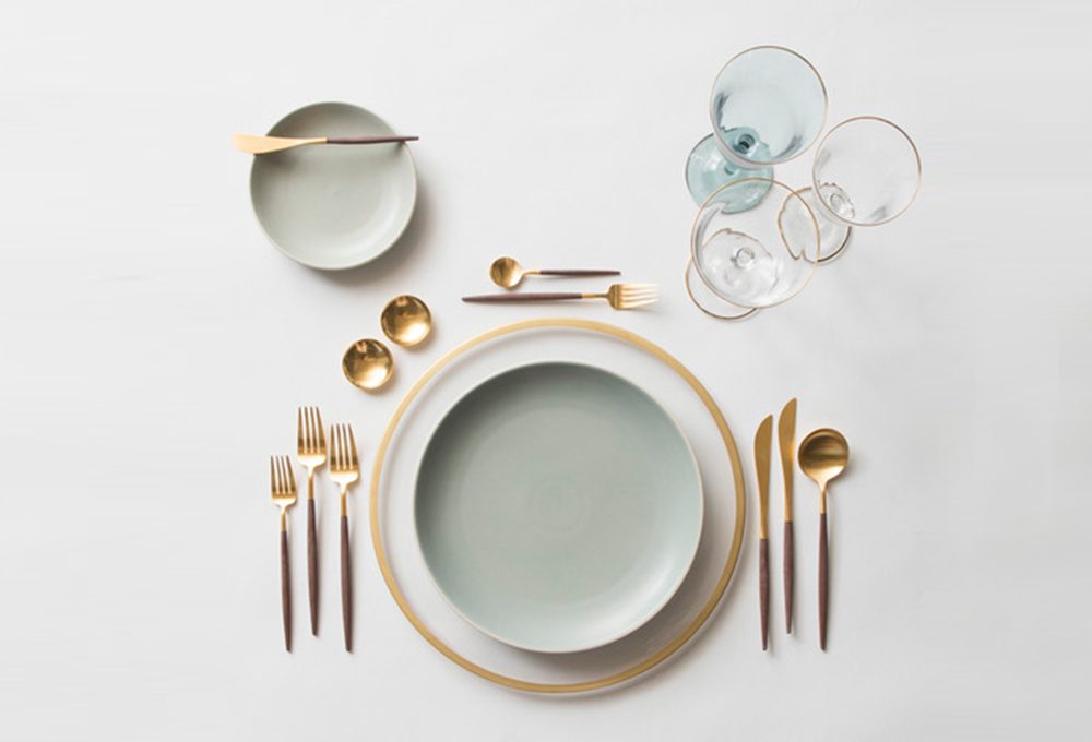 Apparecchiare la tavola in stile minimal con posate dorate