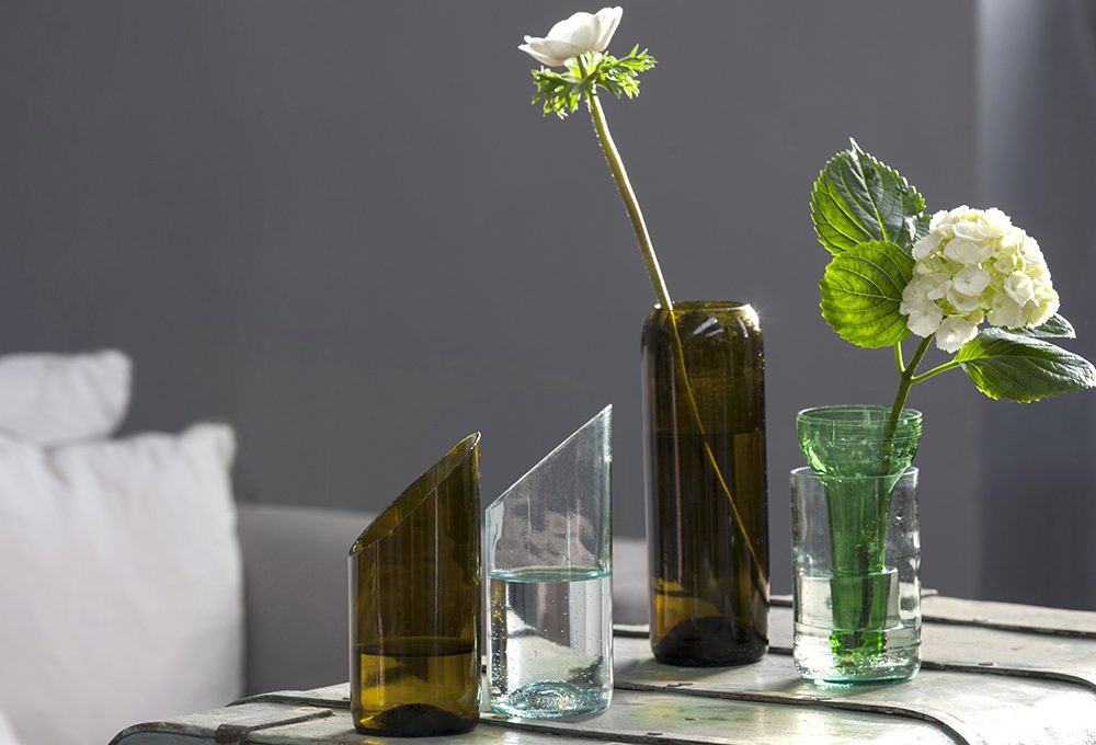 Taglia e trasforma le bottiglie di vetro in vasi per i fiori