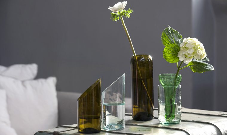 Taglia e trasforma le bottiglie di vetro in vasi per i fiori
