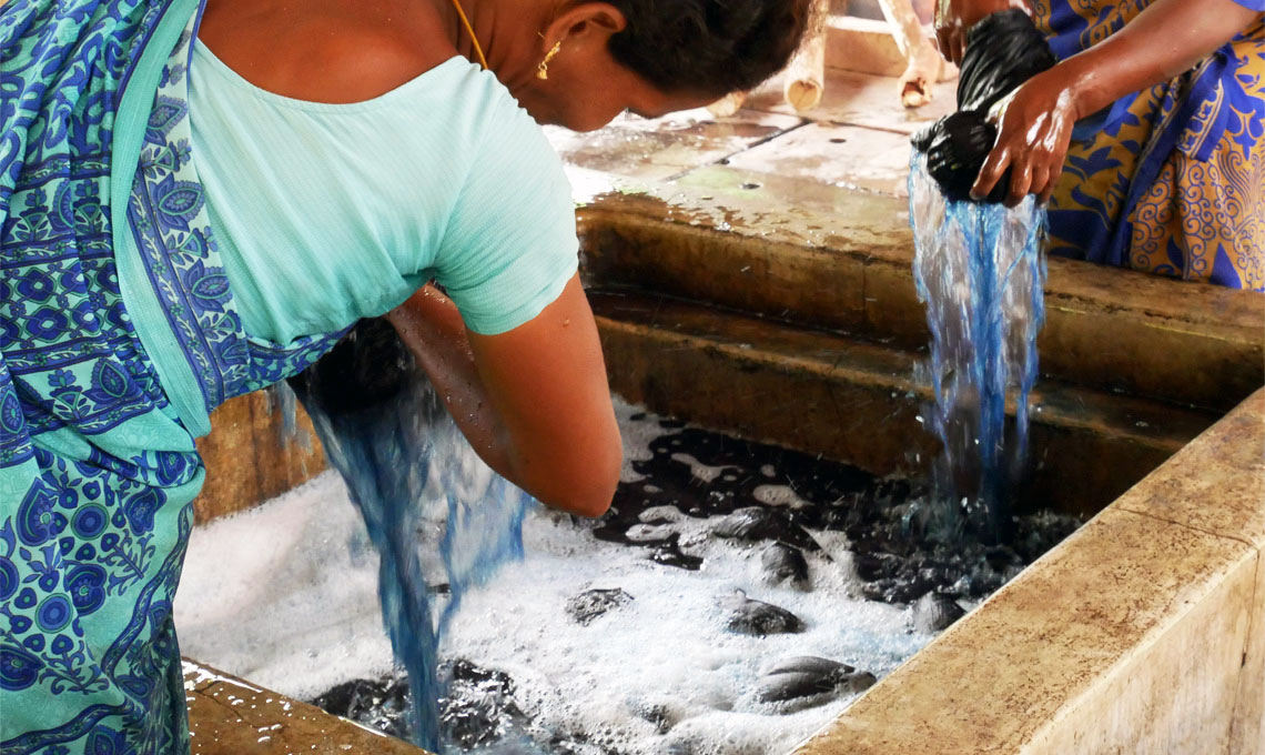 Le tinture naturali per tessuti in India - CasaFacile