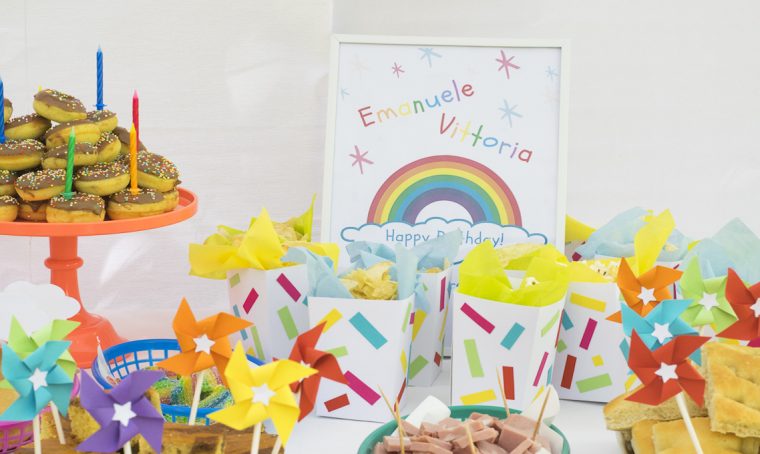 Decorazioni arcobaleno per la festa dei bambini