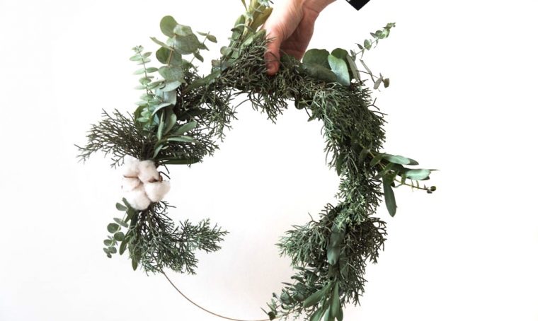 Natale: Ghirlanda  fai-da-te di eucalipto e pino