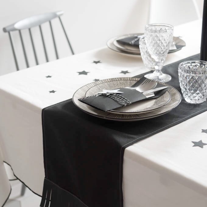 Natale: una tavola in bianco e nero con il runner fai-da-te - CasaFacile