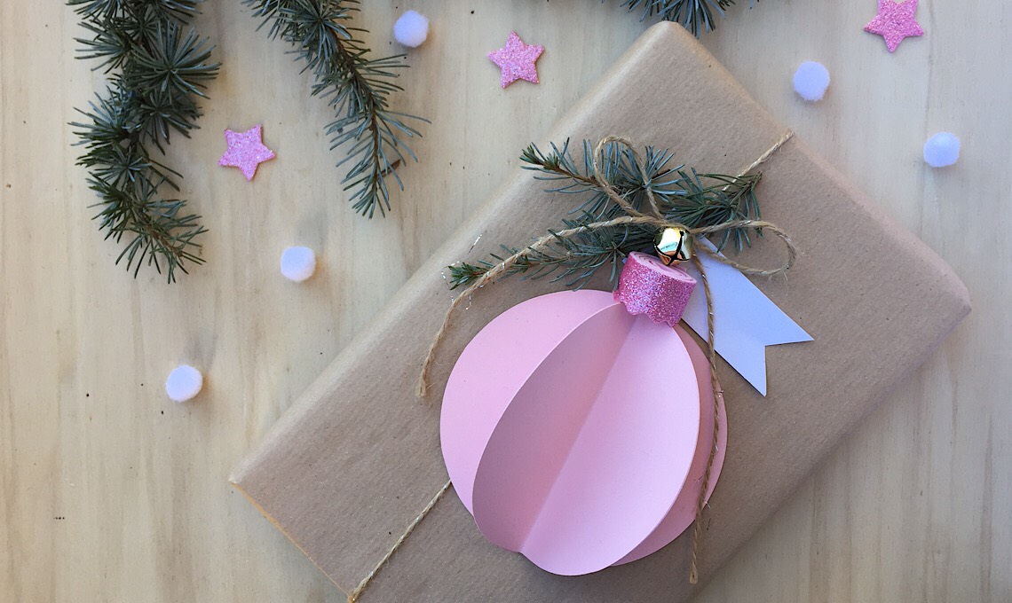 Palla Di Natale Con Foto Fai Da Te.Decorare I Pacchetti Con Le Palline Di Carta Fai Da Te Casafacile