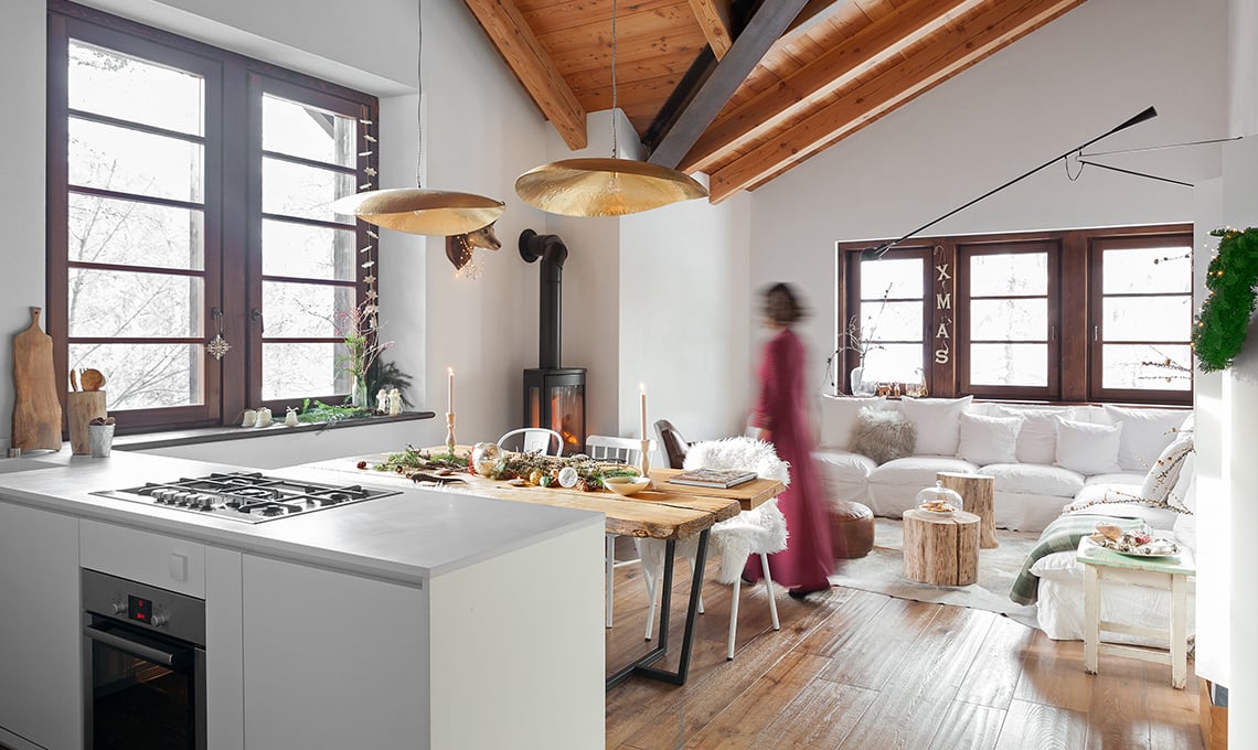 Arredare l'appartamento in baita con bianco, oro e legno naturale ...