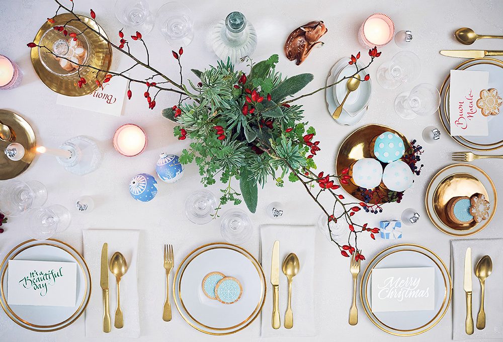 Bianco, oro e tocchi di azzurro per la tavola natalizia in stile classico