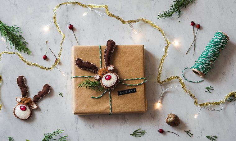 Chiudi pacco natalizio in feltro a forma di renna, pacchetti