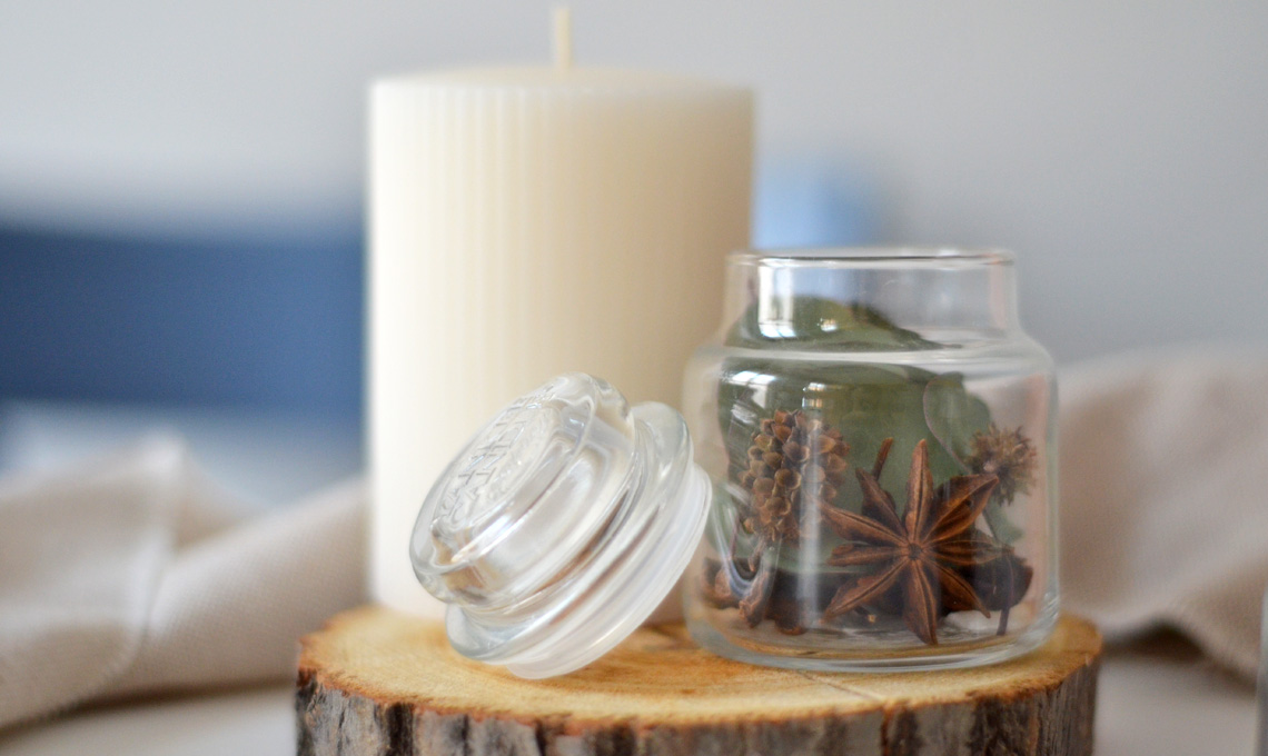 Come riutilizzare in modo creativo le giare di vetro delle candele -  CasaFacile