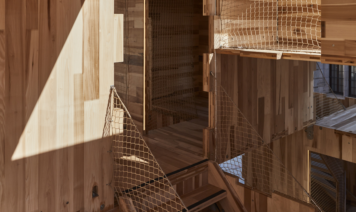 Un dettaglio dell'interno dell'installazione Multiply di Waugh Thistleton Architects