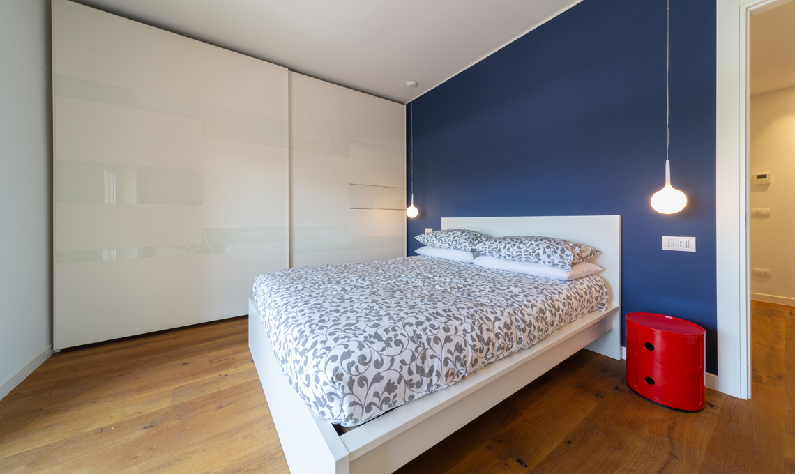 parete blu camera da letto
