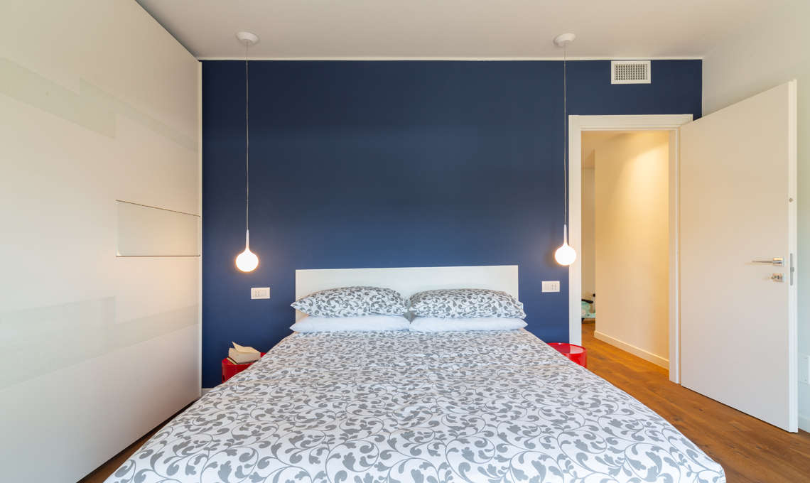 parete blu camera da letto