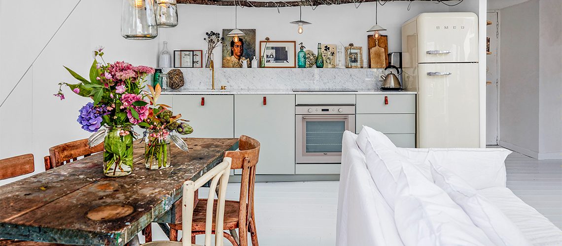 Stile rustico urbano nella casa sui tetti di Parigi