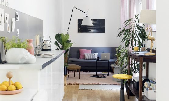 Una ex tipografia lunga e stretta diventa una casa-studio