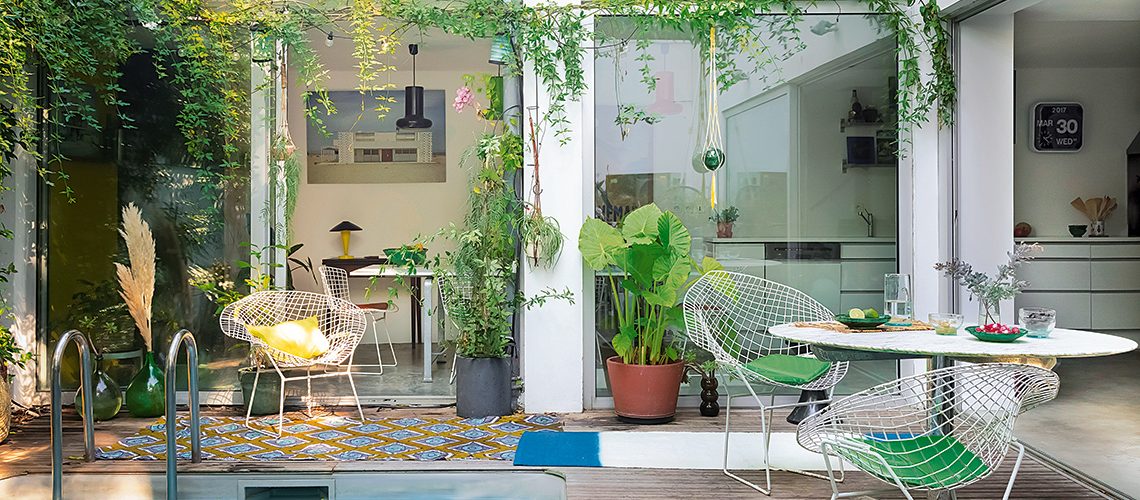 La vecchia officina diventa una casa colorata e originale