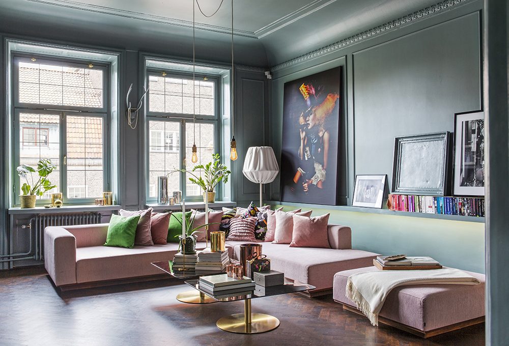 Il colore riempie le stanze di un appartamento a Stoccolma