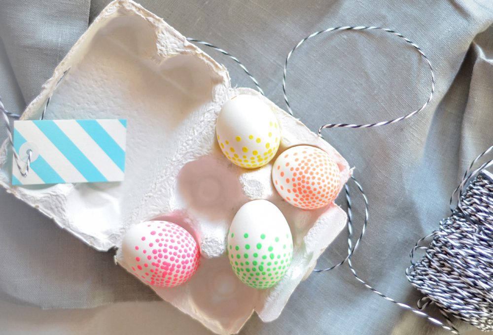 Pasqua: decorare le uova con i colori fluo