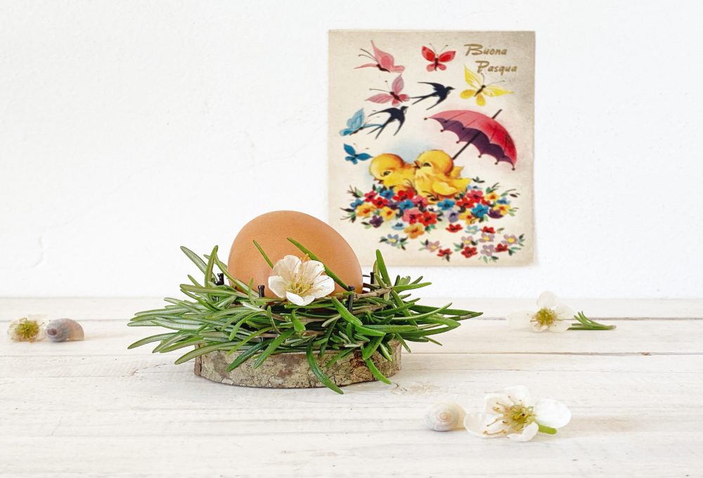 Come realizzare un nido per la tavola di Pasqua con dischetti di legno e rosmarino
