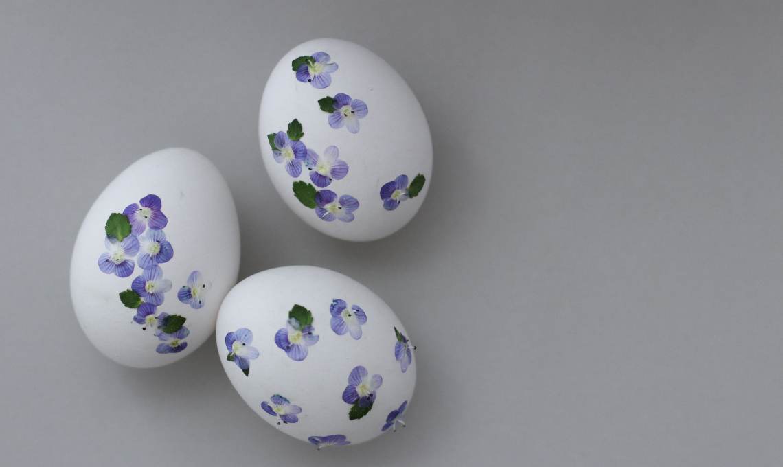 Fiori freschi per decorare le uova di Pasqua - CasaFacile