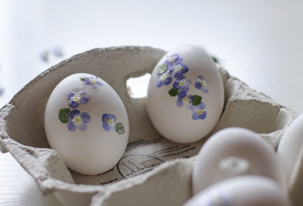 Fiori freschi per decorare le uova di Pasqua