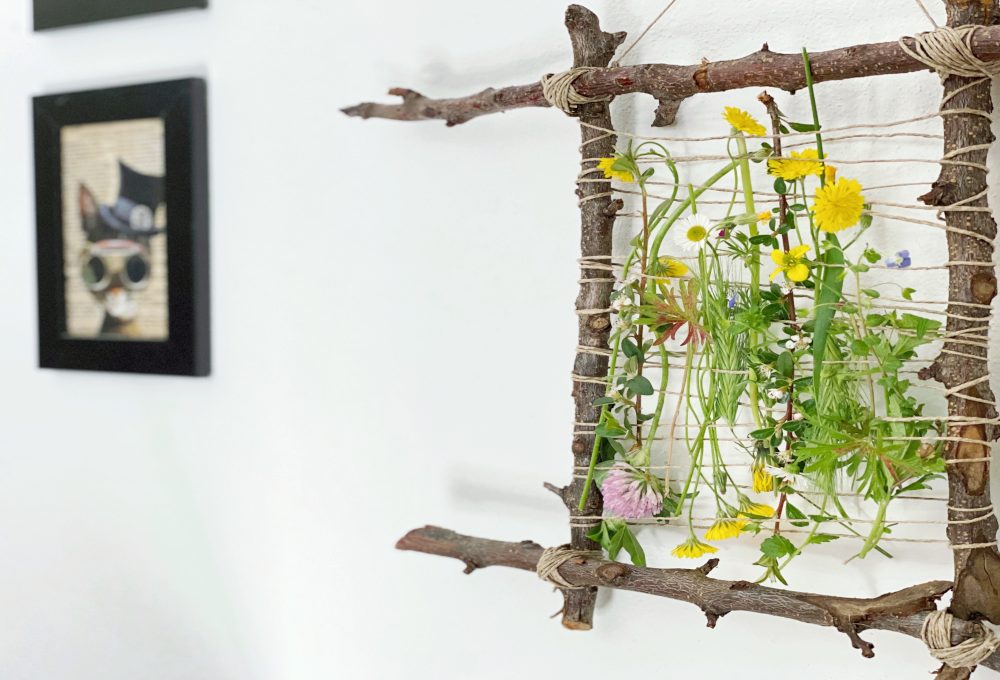Come realizzare un telaio con rami, fiori ed elementi naturali
