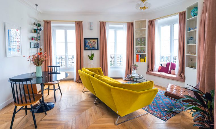 Arredi tailor made, icone del design e tanta luce nel mini appartamento parigino