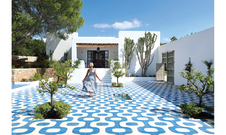 Stile mediterraneo e arredi ‘raw’ caratterizzano una villa a Ibiza