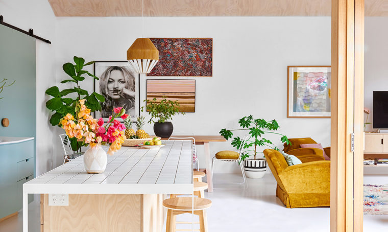 Una casa australiana in stile nordico rallegrata dai colori pastello