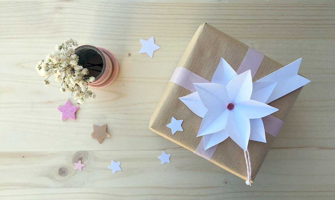 Decora I Pacchetti Regalo Con Una Stella Di Natale Origami CasaFacile Decora I Pacchetti Regalo Con Una Stella Di Natale Origami CasaFacile