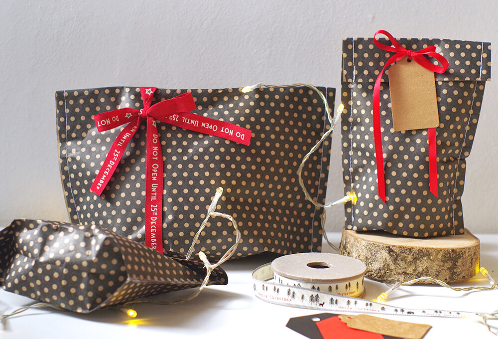Pacchetti di Natale: crea le bustine cucite con la carta
