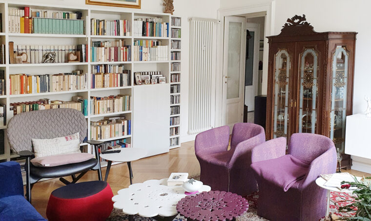 A Milano un appartamento anni ’30 tra arredi di famiglia e design