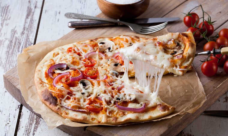Fare la pizza: gli indispensabili dall’impasto al piatto