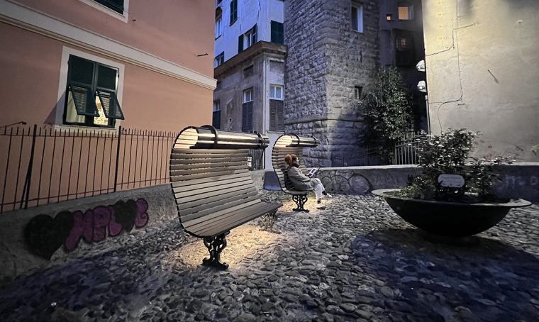 Leggera’: a Genova le prime panchine per leggere all’aria aperta anche la sera