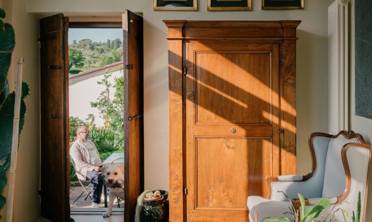 Una casa tra le colline fiorentine arredata con un mix di arredi storici e icone del Novecento