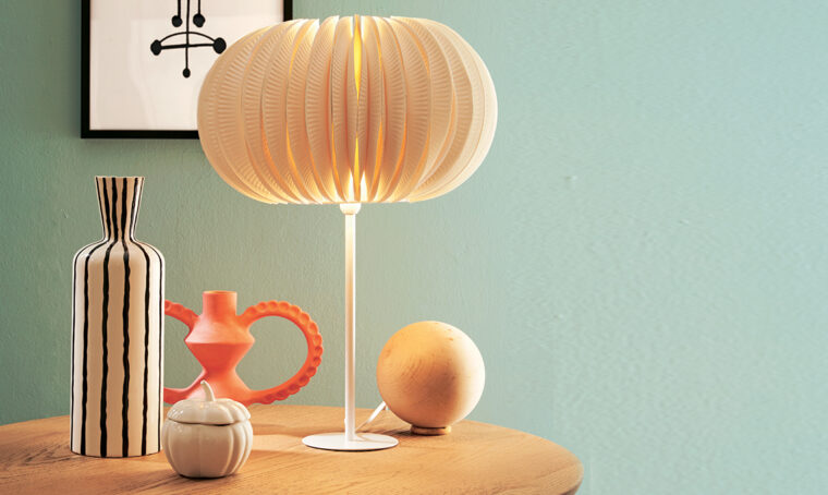 Come realizzare la lampada con i piatti di carta