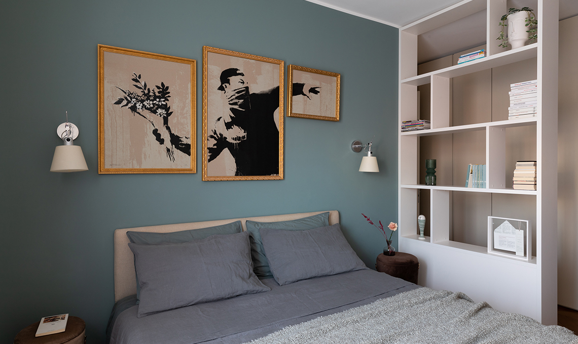 Camera da letto con parete colorata