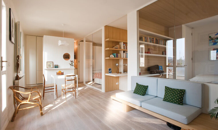 Pareti vetrate e colori tenui nell’appartamento in stile nordico