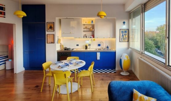 Una casa eclettica e creativa in giallo e blu