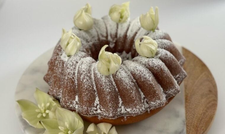 Ciambella ai fiori di Yucca, limone e mandorle